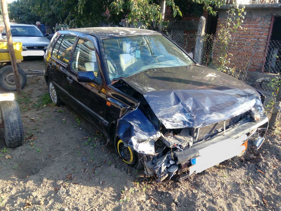 Голф 3 ударен за части