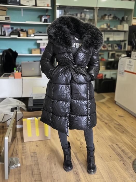 Дямско палто с пухена яка