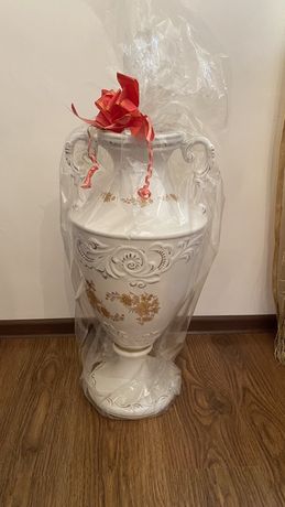 Шикарная белая ваза