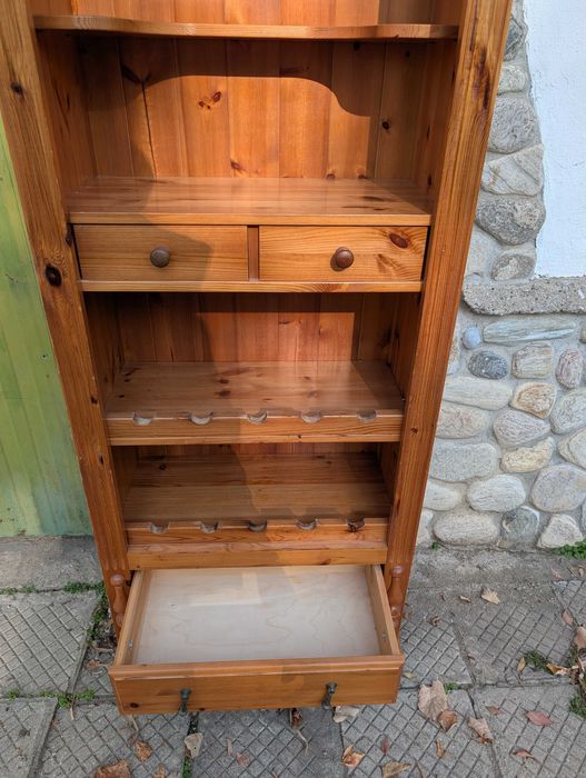 Масивен шкаф за вино и алкохол – стил, функционалност и характер!