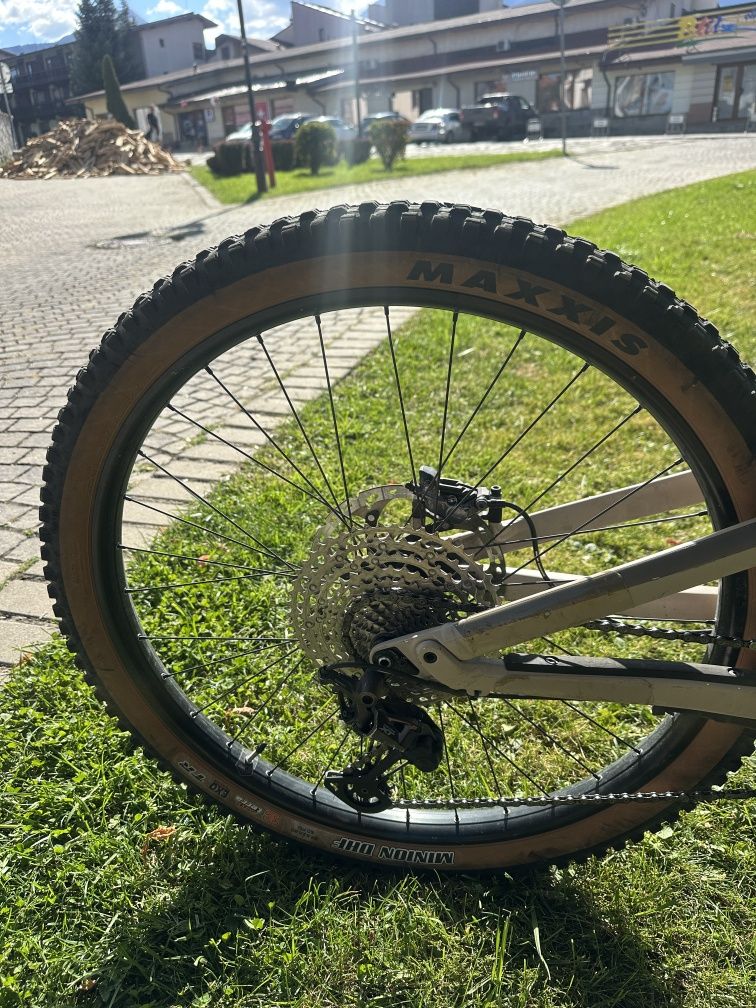 Карбонов планински Canyon Spectral CF8 Не е cube trek Santa Cruz YT