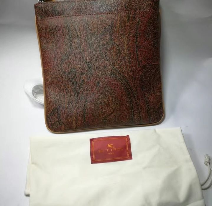 Барсетка ETRO с белом ремешком

41