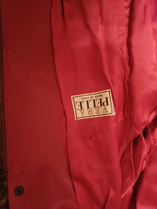 Sacou de piele culoare roșie in stare foarte bună.