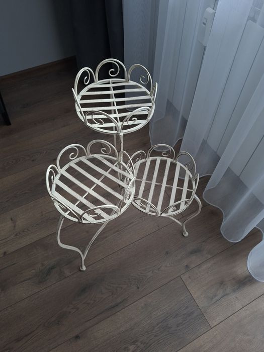 Здравейте продавам чисто нови цветарници!!