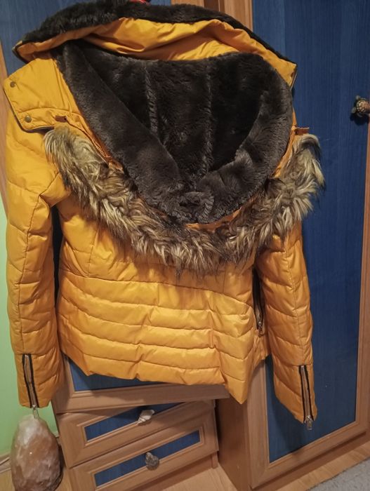Зимно дамско яке на Зара с топла вата и качулка размер S
