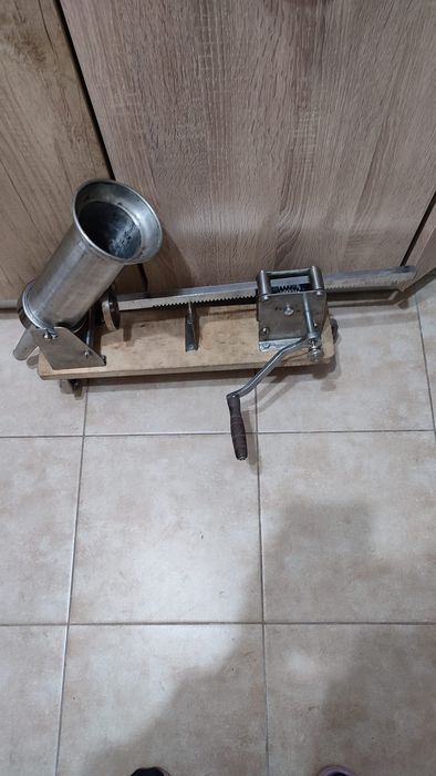 Vand mașină de făcut carnati