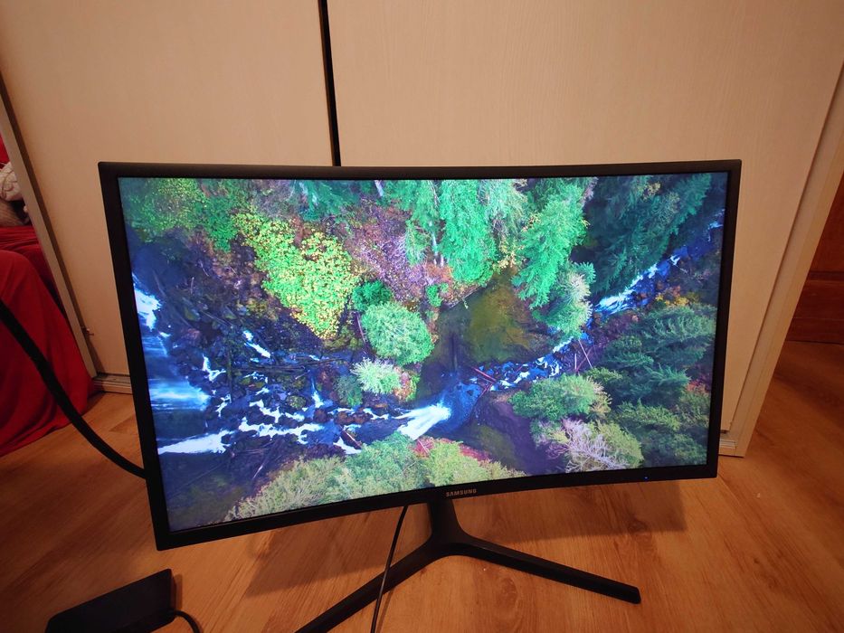 Monitor Samsung 27" refresh rate: 144hz, QLED, gaming