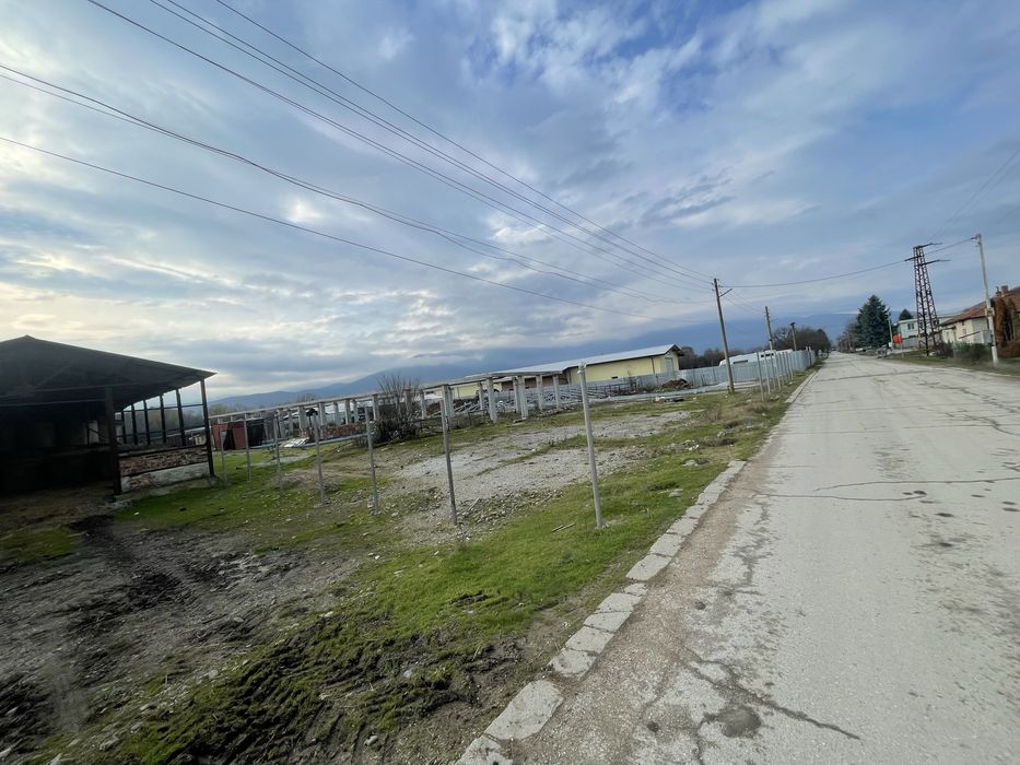 Продавам не довършена складова база