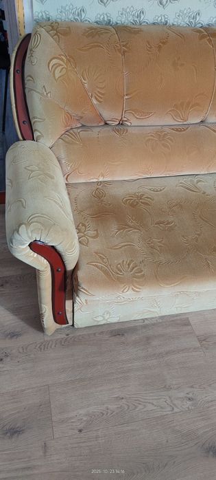 Продам диваны с креслами