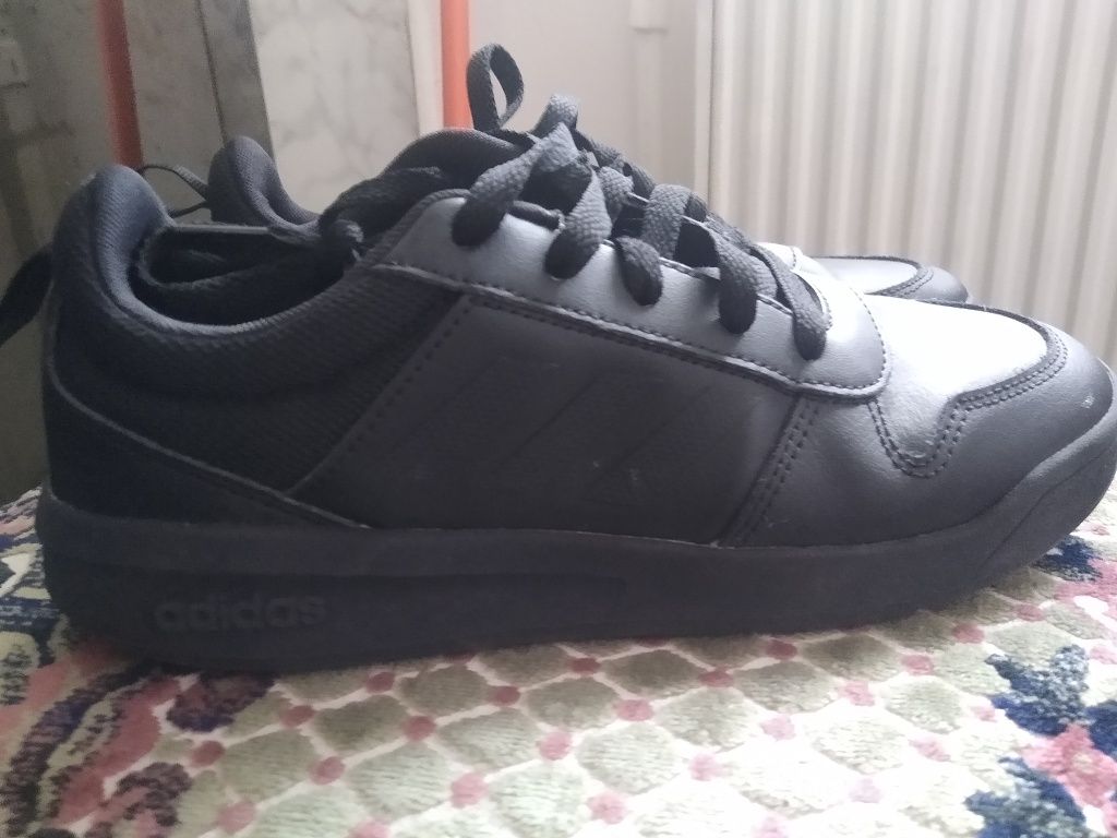 Adidași adidas .