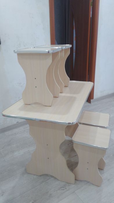 Стол со стульями