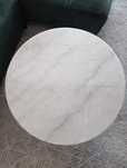 Masa de cafea aurie/alba din marmura 80 cm Sheffield Kave Home