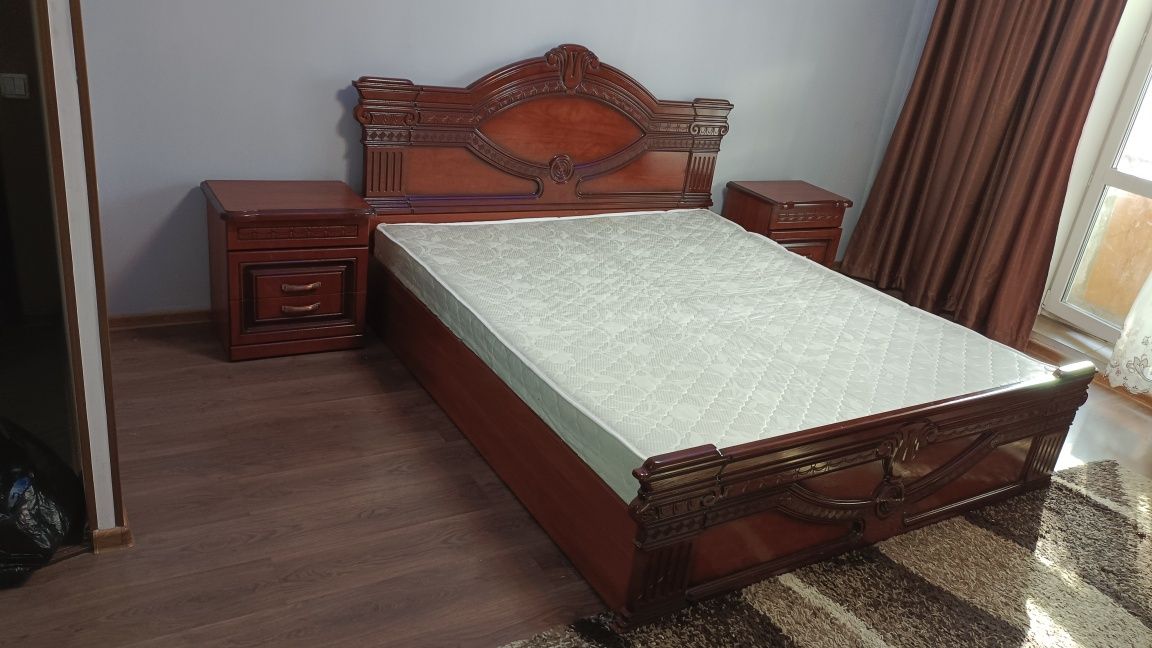 Продам двуспальную кровать, с двумя тумбочками