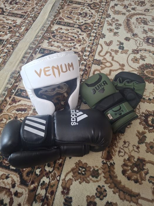 Продам перчатки и шлем