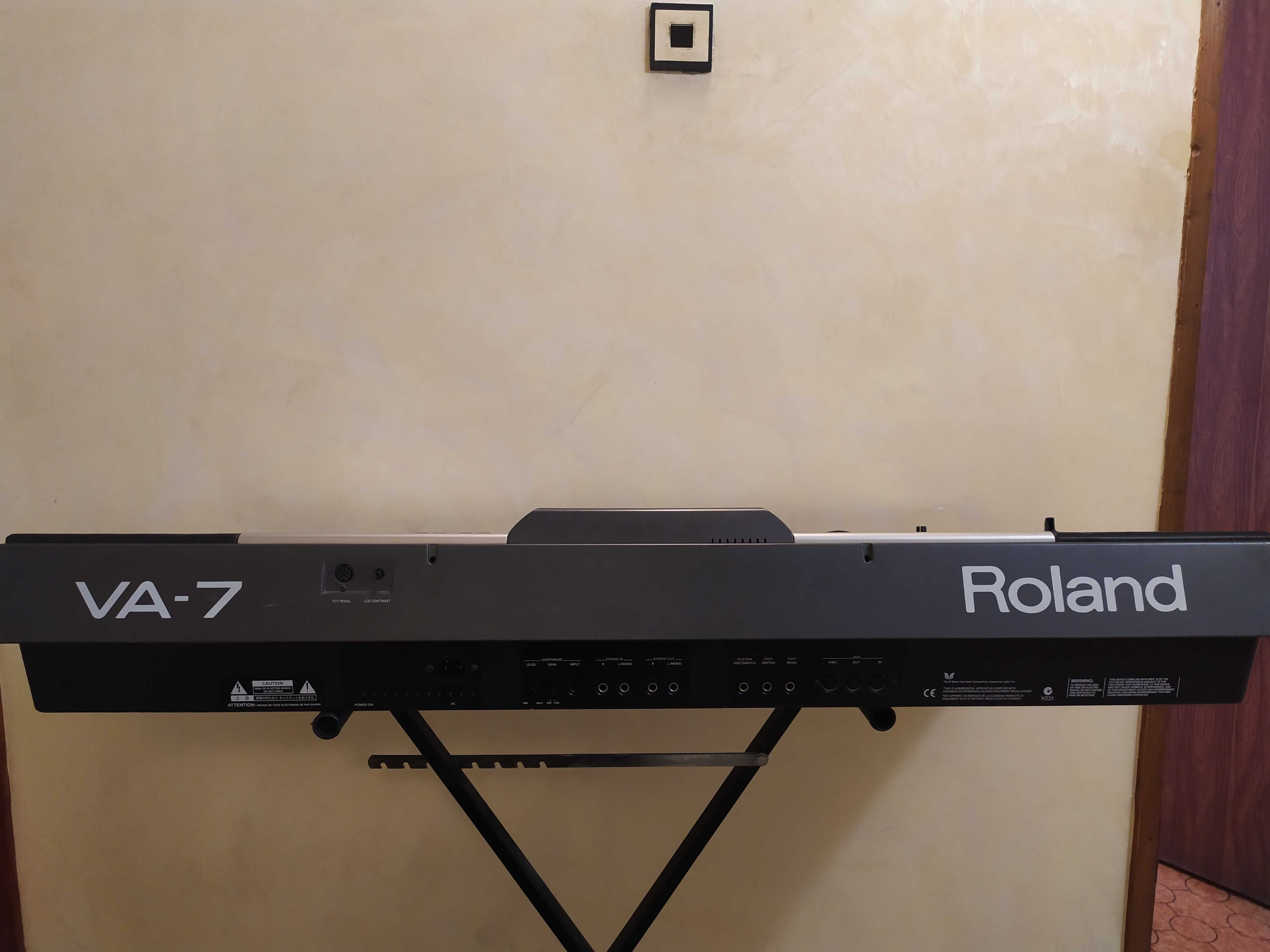 Синтезатор , клавир аранжор Roland VA-7 VariPhrase .