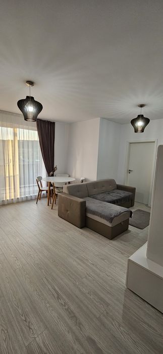 Ofer spre închiriere apartament cu 3 camere