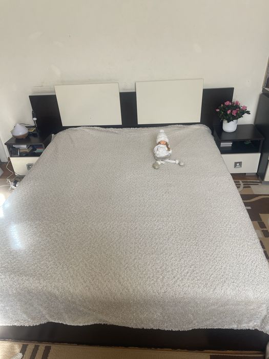 Продавам спалня с матрак и две нощни шкафчета