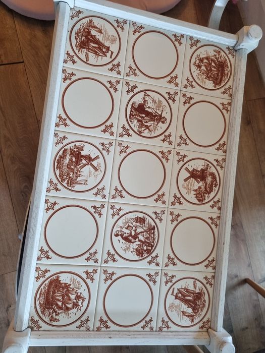 Masuta vintage cu roti