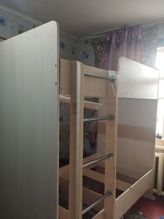 Двуярутсная кровать,деревянная