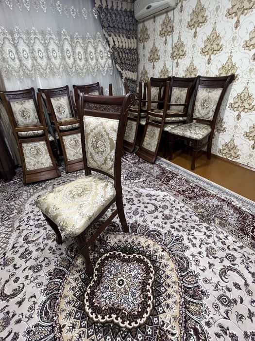 Продается почти новый стол и стулья
