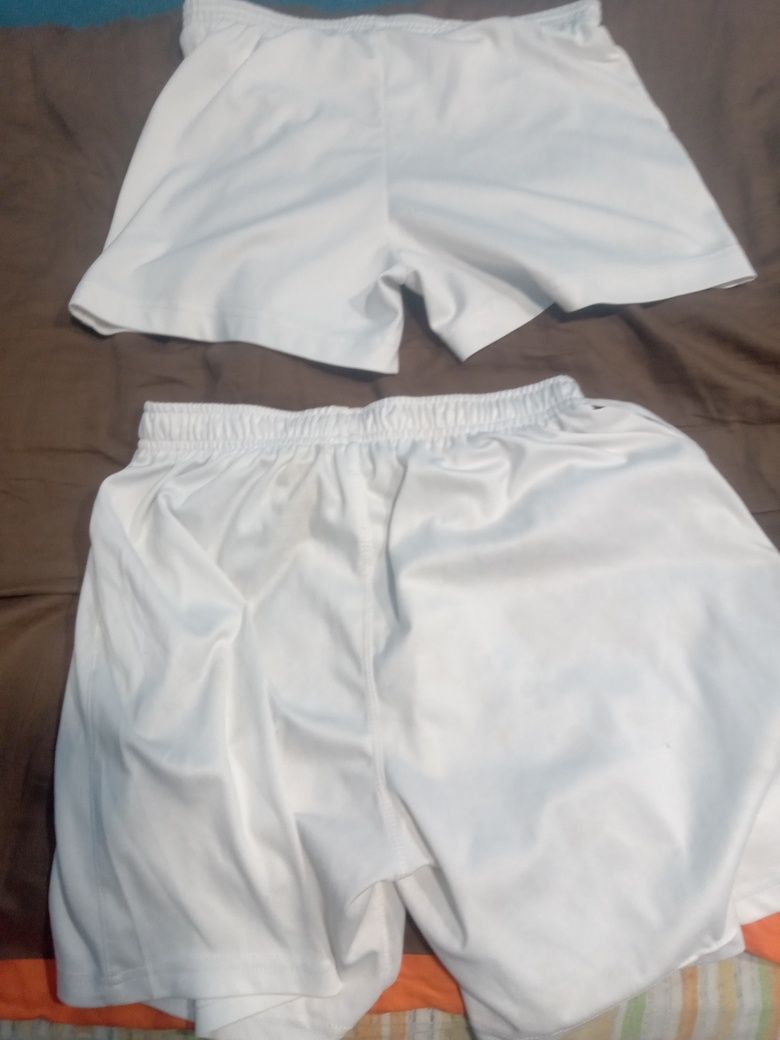 Vand tricouri si pantaloni scurti de fodbal