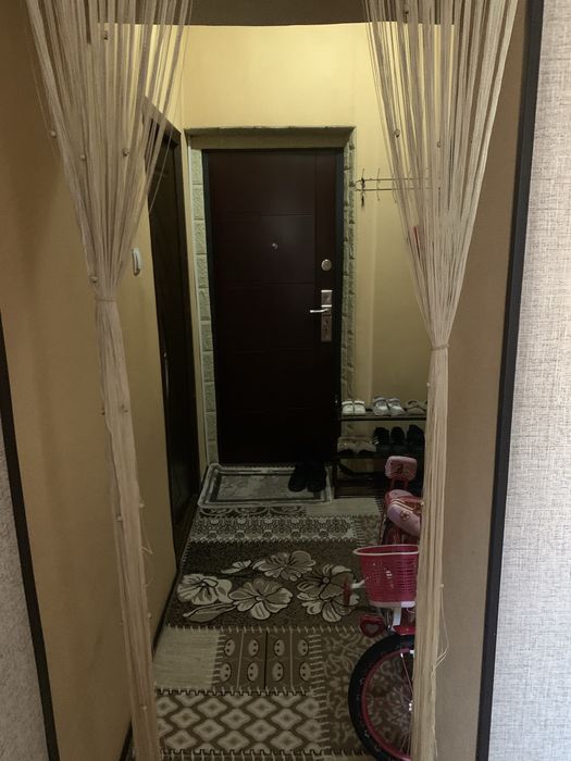 Uy sotiladi 1 xona 2 xona qilingan