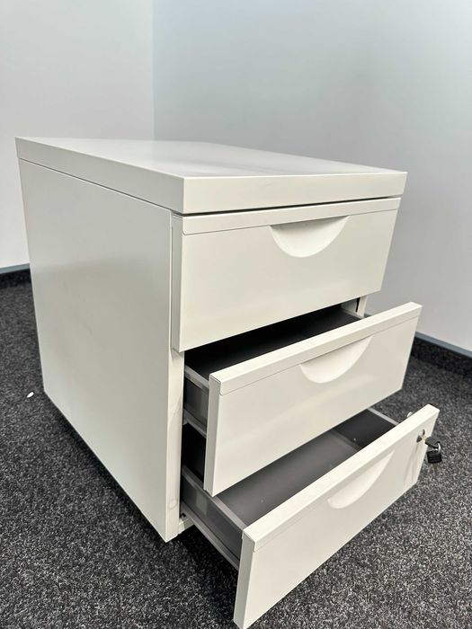 Birou complet IKEA plus scaun ergonomic. Se pot vinde si individual!