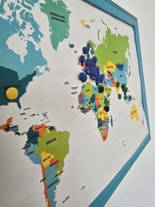 Harta lumii cu rama din lemn