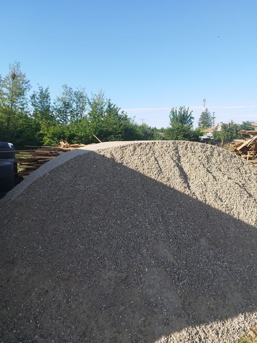 Vând balastru transport gratuit