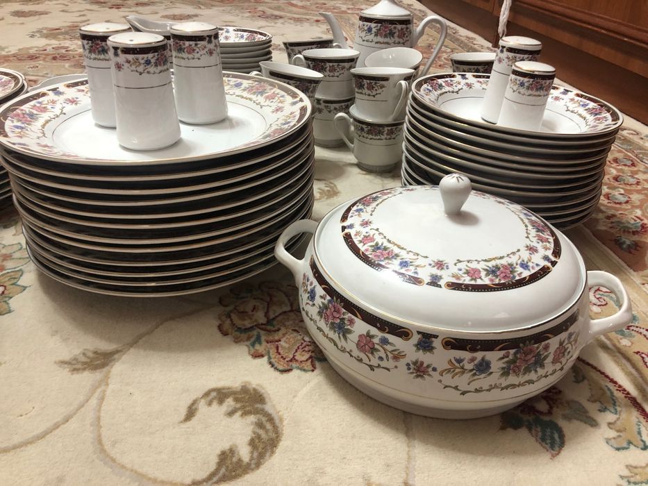 Столовый сервиз на 12 персон.97 предметов .
