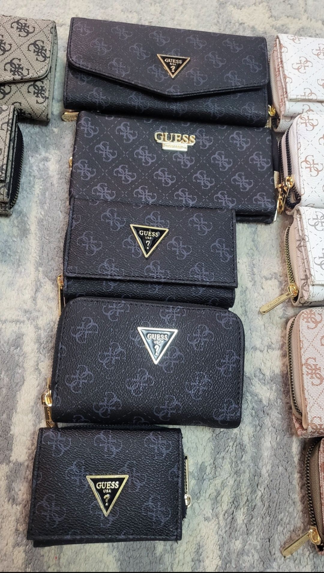 Портмонета Guess от 20 до 25 лв.