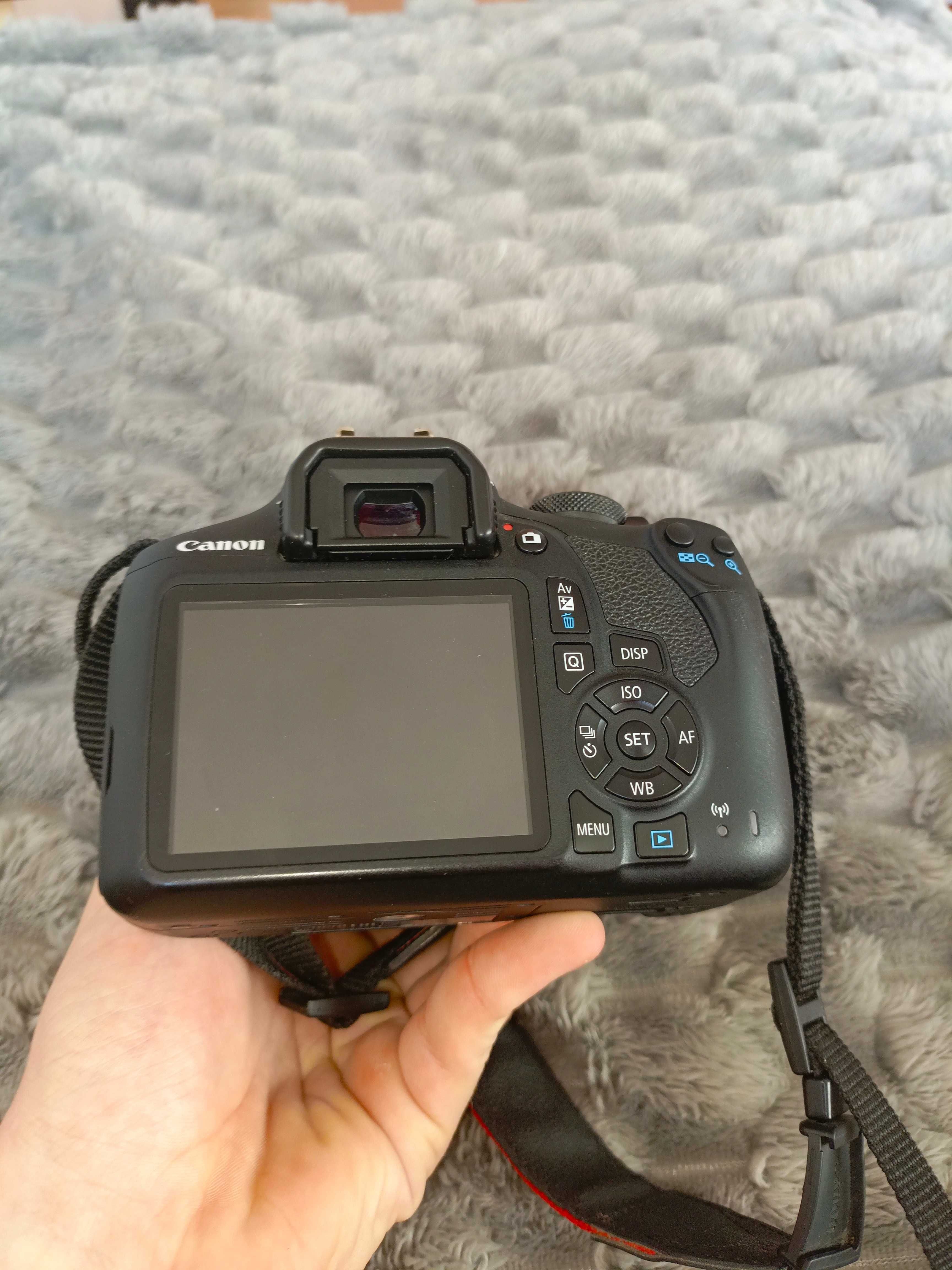 Фотоапарат Canon 2000D с обектив EFS 18 - 55 mm, зарядно и акумулатор.