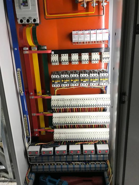 услуги электрика.