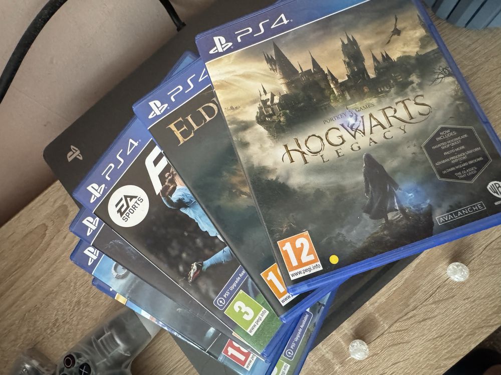 Playstation 4 500GB + 2 Джойстика и 4 игри на диск