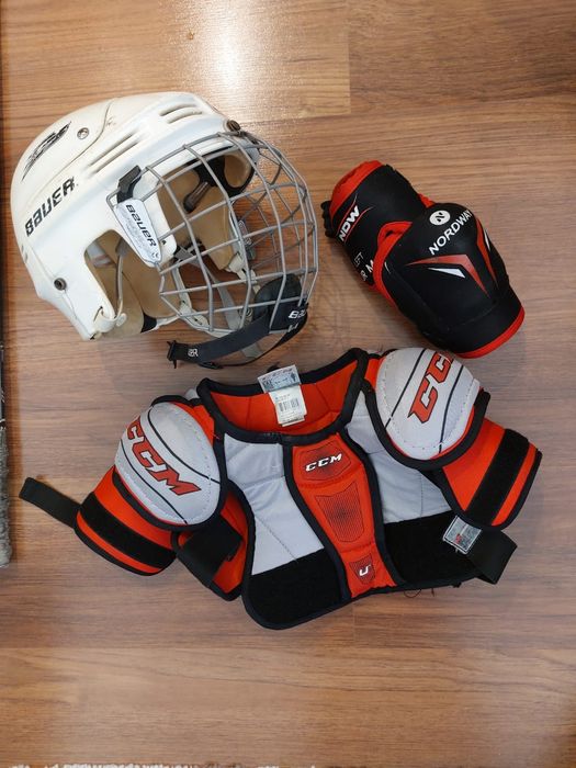 Продам клюшки шлем нагрудник