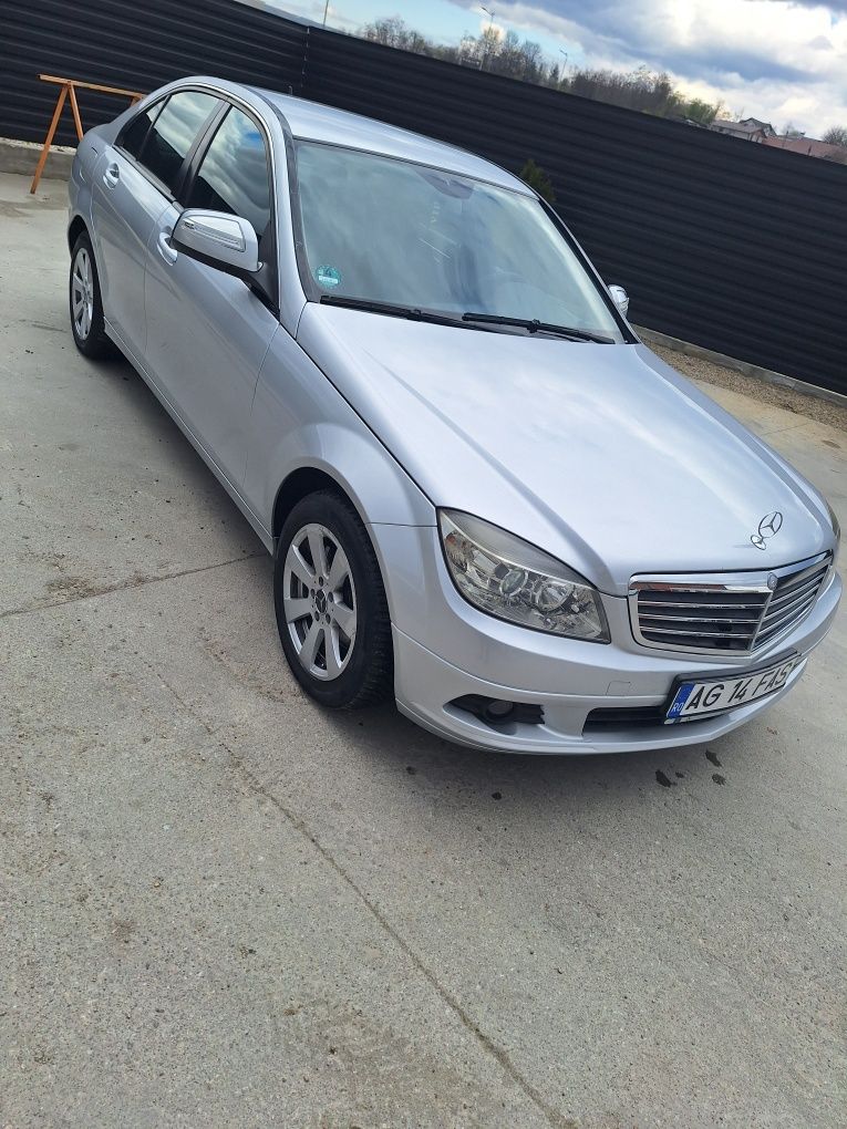 Vând Mercedes C220