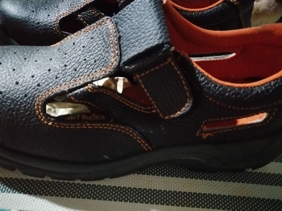 Încălțăminte de lucru cu bombeu de fier