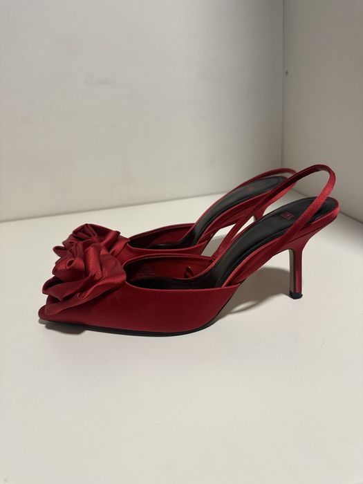 Обувки на ток червено Zara