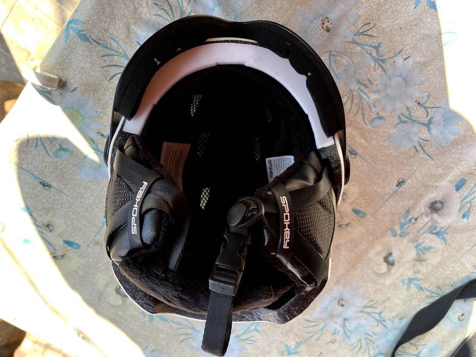 Schiuri -pachet fain pentru schioare!