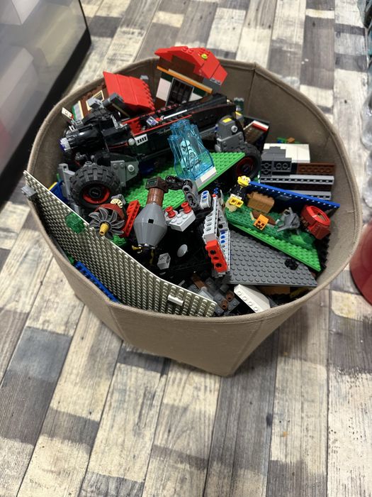 Огромен кашон, пълен с оригинално LEGO