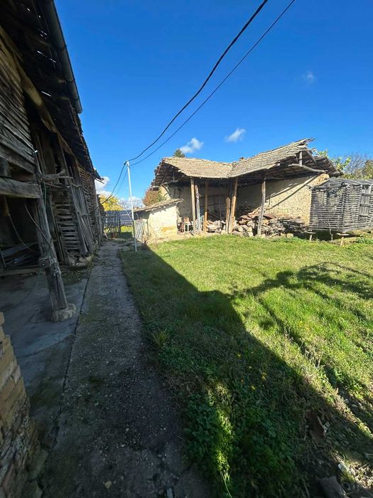 Двуетажна къща с фотоволтаици, с. Цар Асен