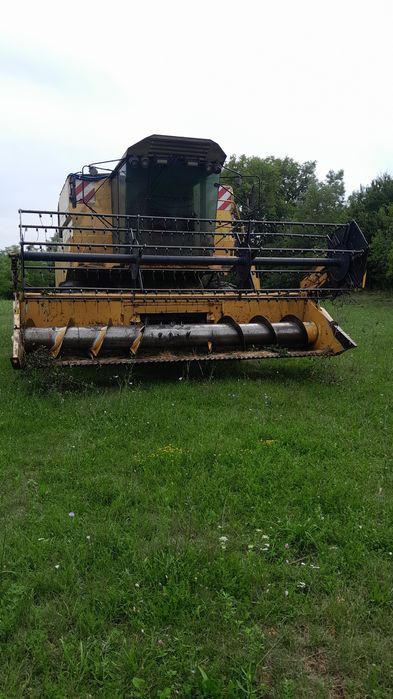 Vând combina NEW HOLLAND TX32