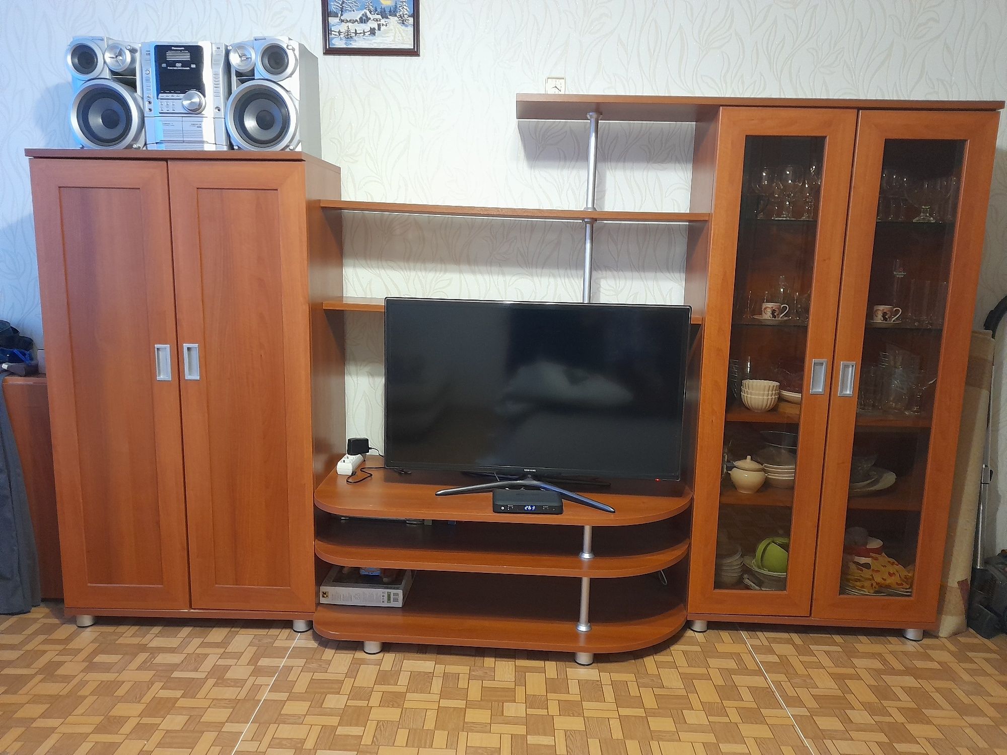 Прихожая, шифоньер, стенка, угловой диван.