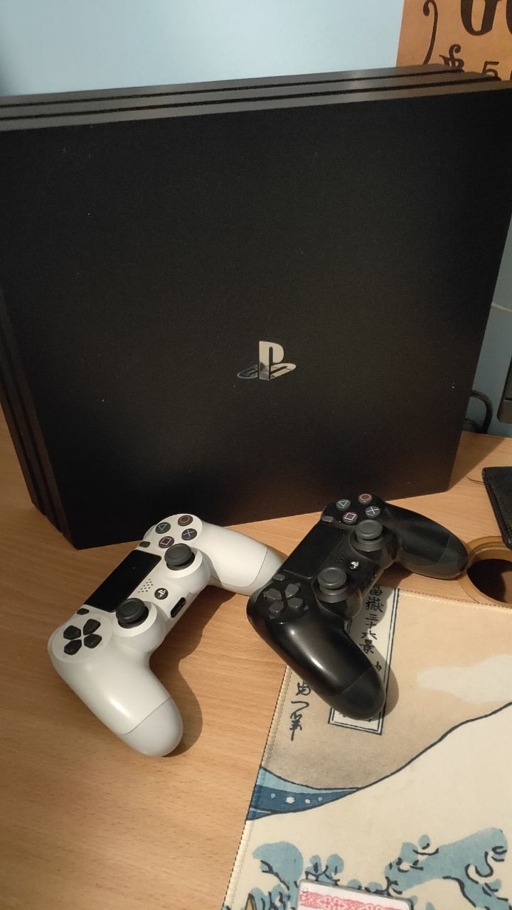 PS4pro с 2 геймпадами