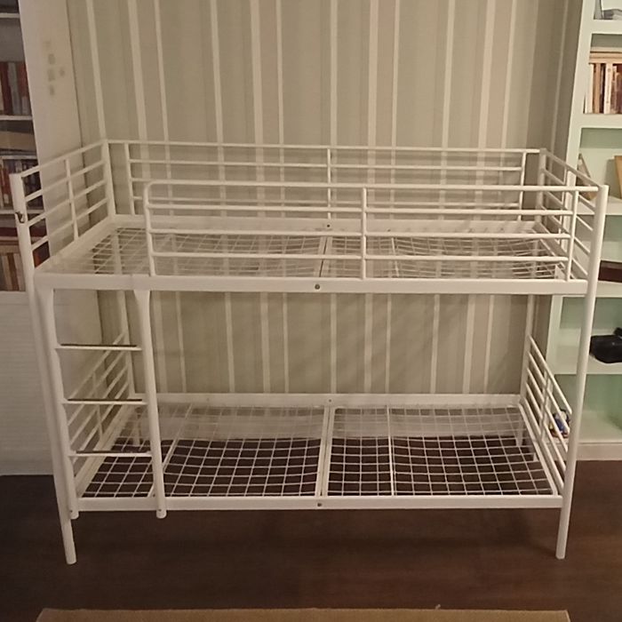 Продам кровать (с матрасами)