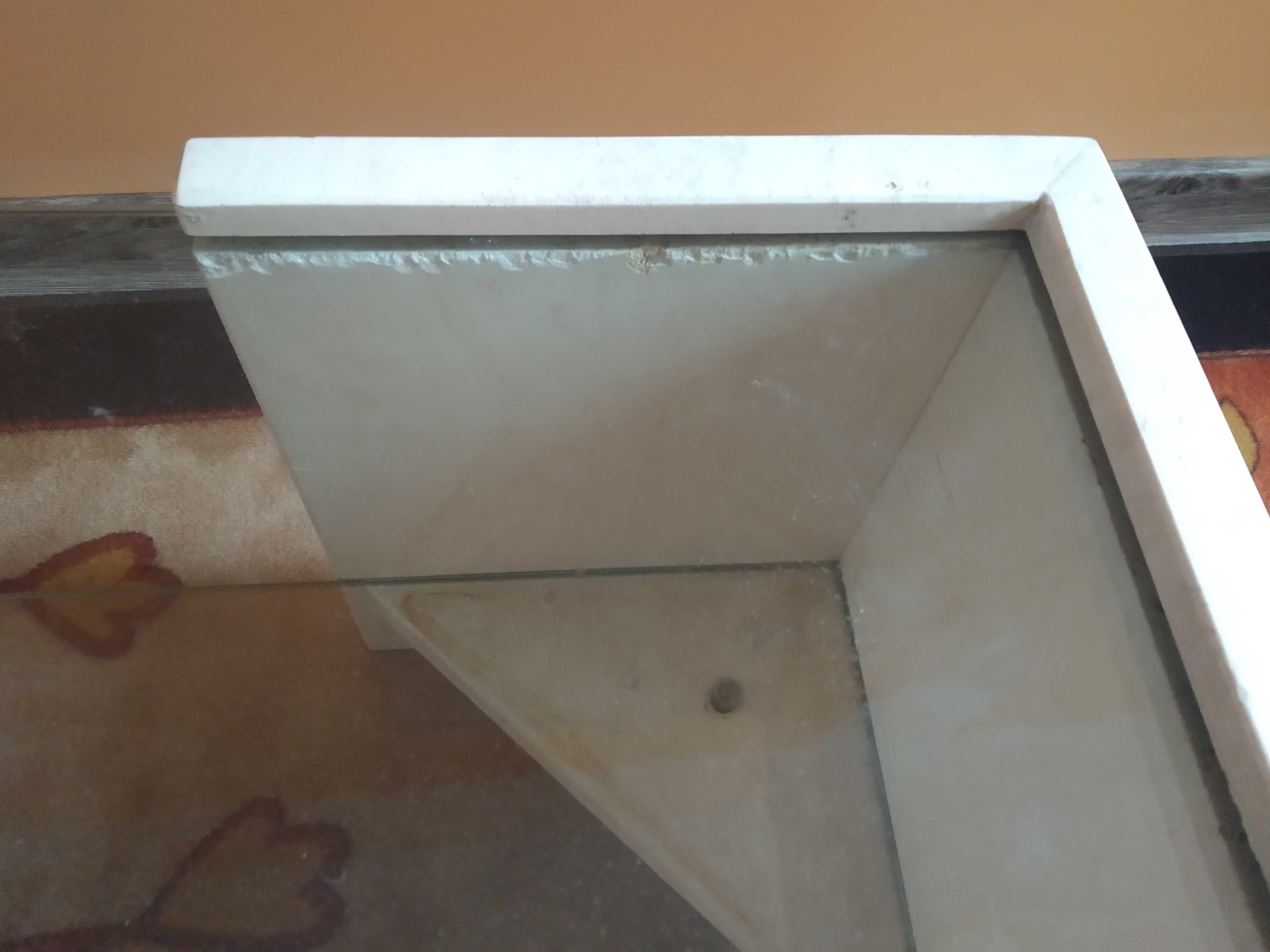 Стъклена ниска маса със мраморни крака