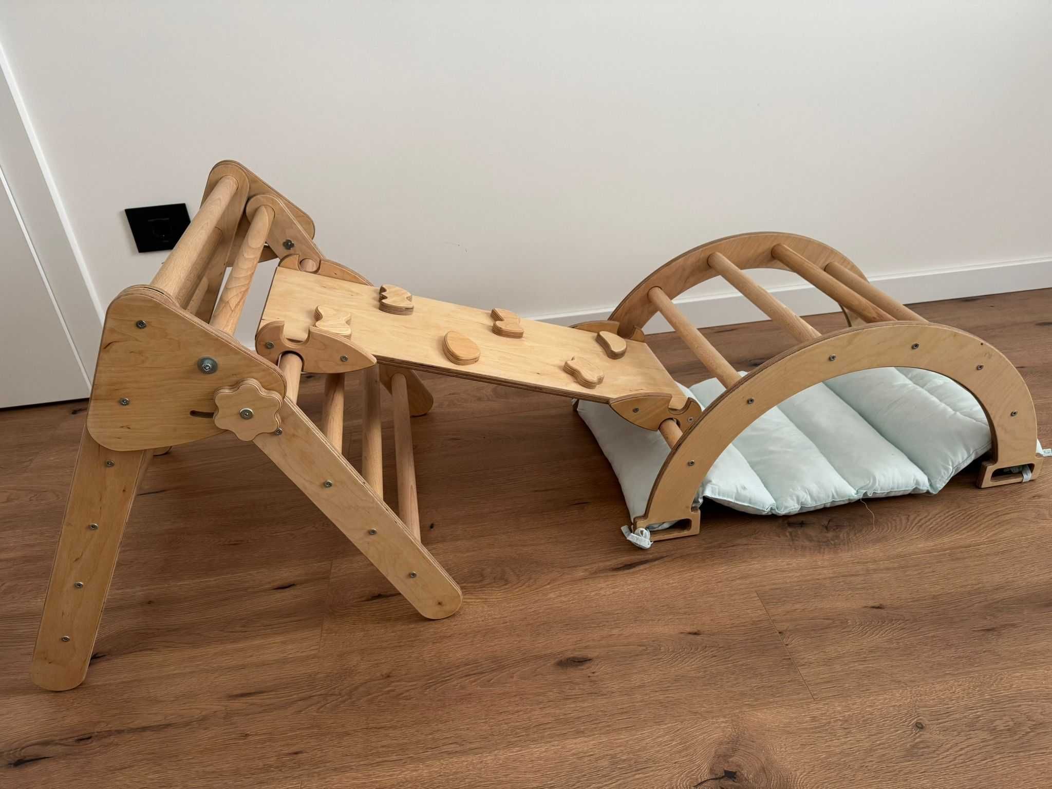 Set Pickler(Montessori) format din 4 piese, aproape nou setul.