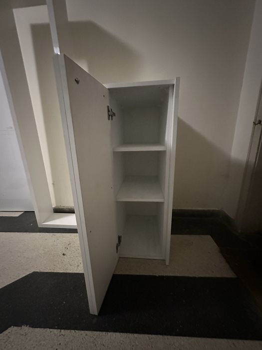 Бяла шкаф с рафтове