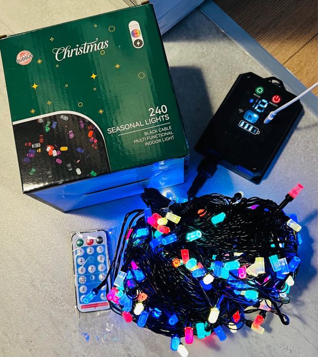 Instalatie pom de Craciun cu 240 beculete