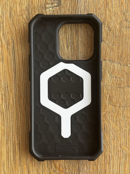 Vand doua huse UAG pentru Iphone 15 pro